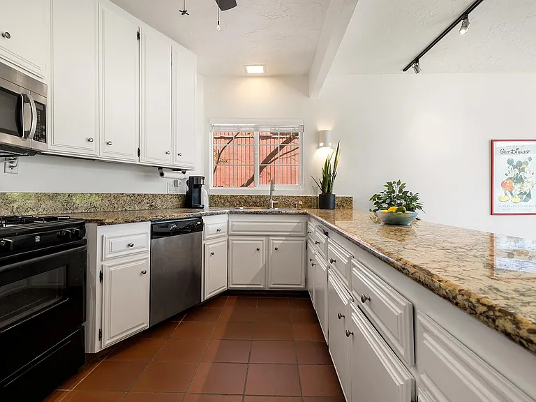 7038 Pacific View Dr — Photo 7
