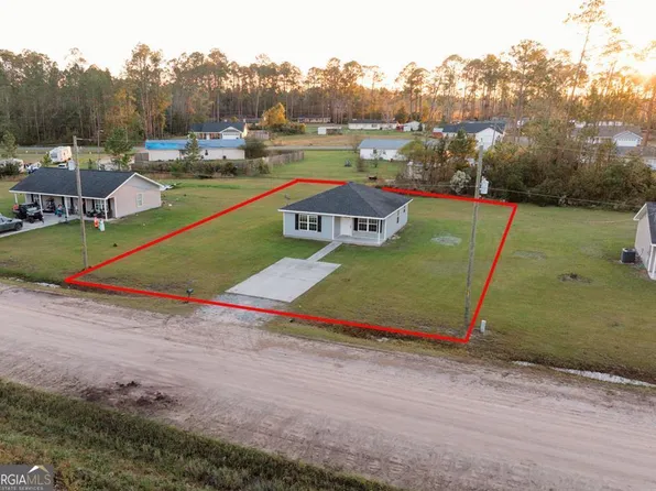 332 Peach Ln, Baxley, GA 31513