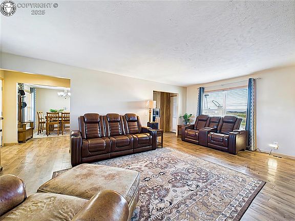 5th image of 849 E Woodleaf Dr