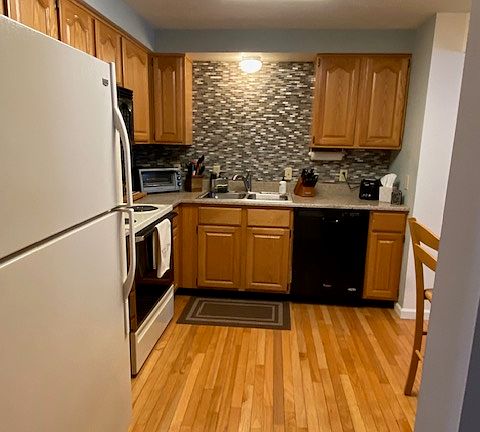 3rd image of 148 Courtshire Ln