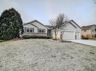 1128 Broadway Dr, Sun Prairie, WI 53590