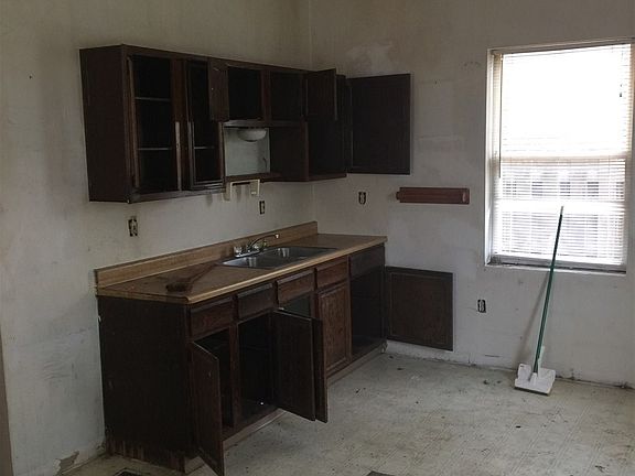 2nd image of 815 Vine St