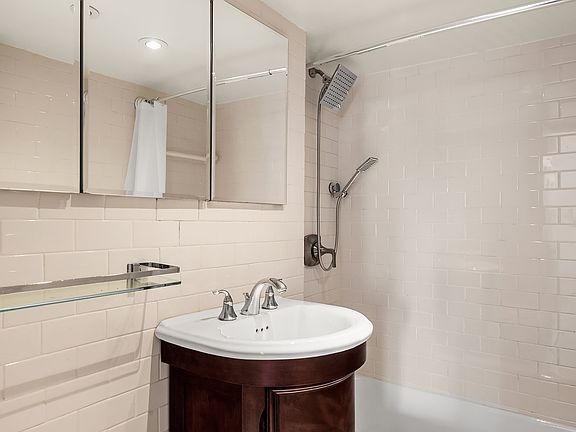 3rd image of 220 E 57th St APT 17J