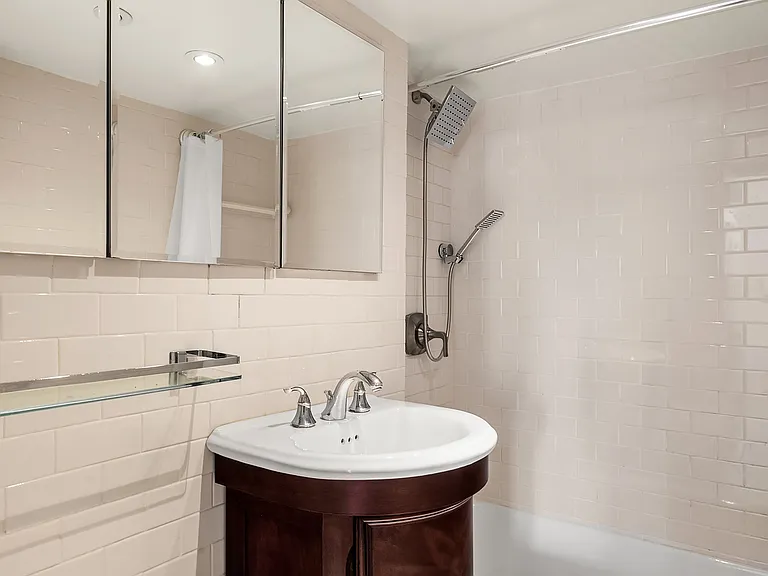 220 E 57th St #17J — Photo 3