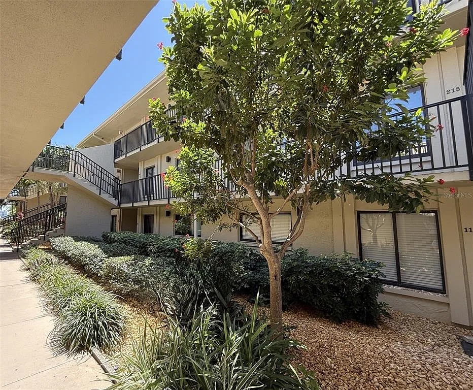 2 bed, 2.0 bath, 890 sqft, $3,600 — Photo 2