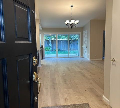 3rd image of 2844 Londonderry Dr