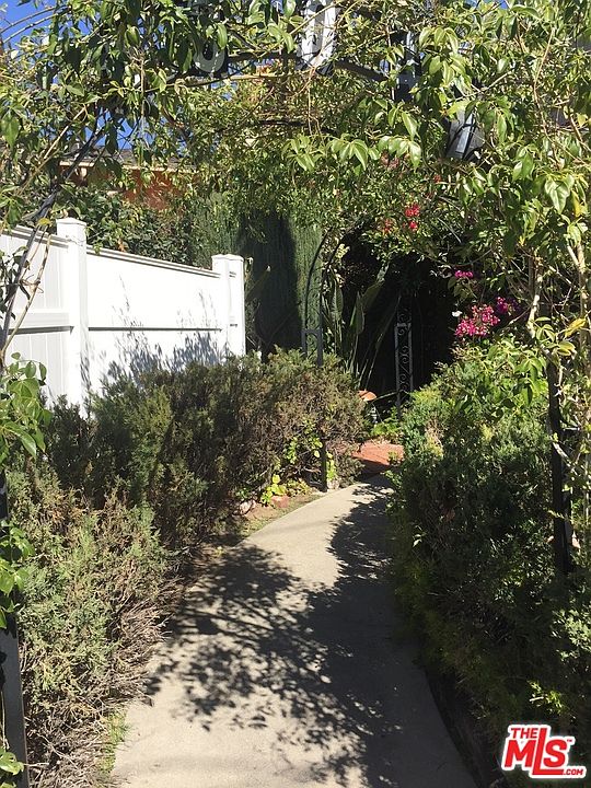 2nd image of 13047 Moorpark St