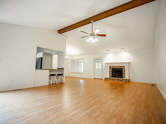 4th image of 241 Hillsboro Cir