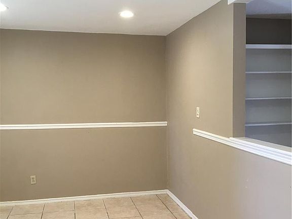 4th image of 909 E Celeste Dr