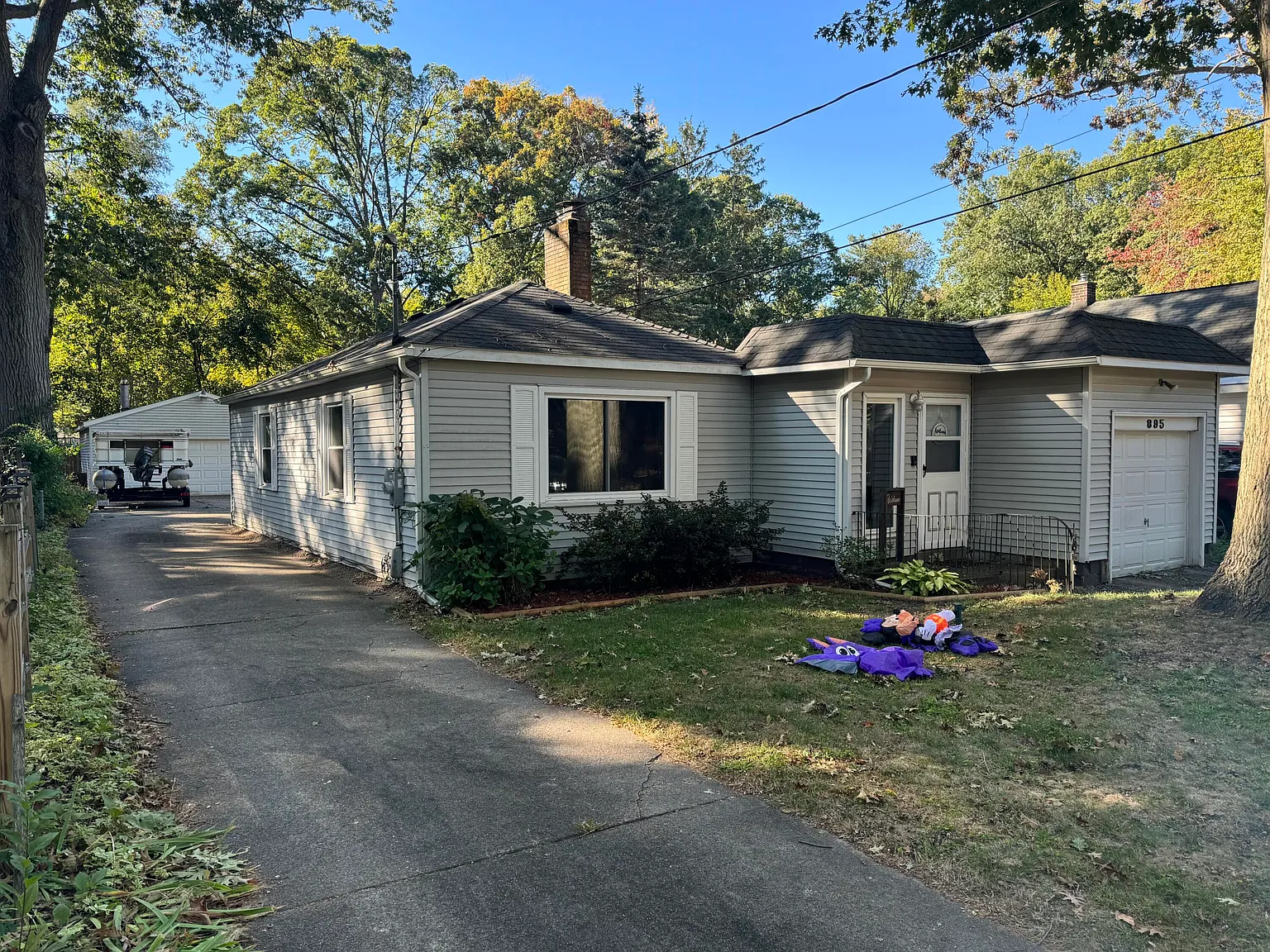 895 Petrie Ave photo 1