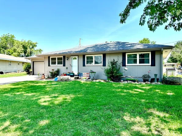 1217 E 14th St, Chanute, KS 66720