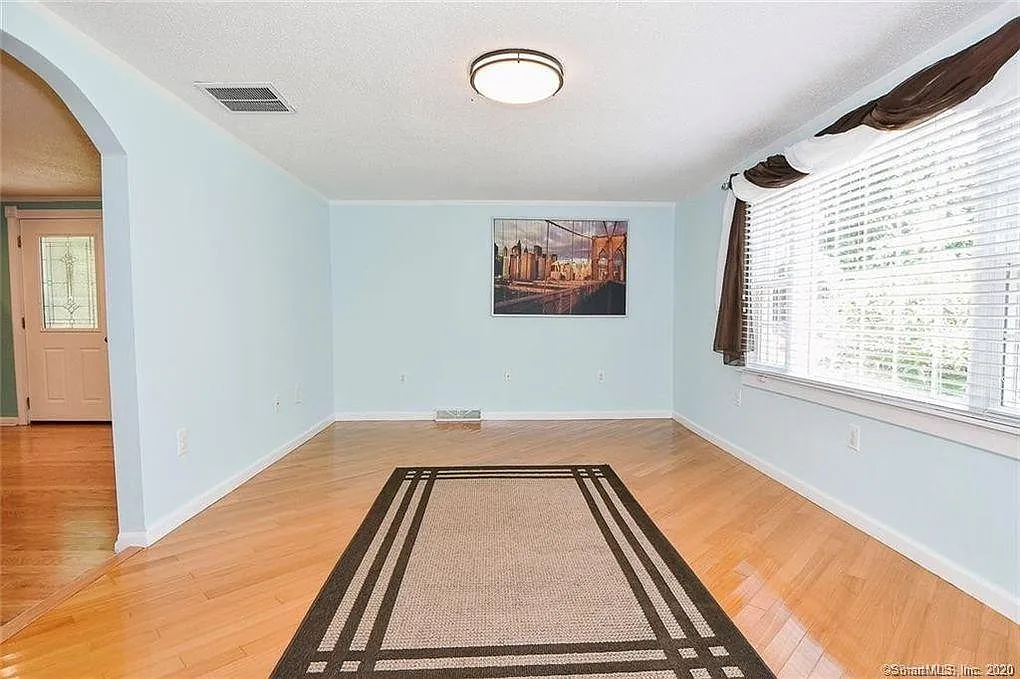 3 bed, 1.5 bath, 1224 sqft, $3,300 — Photo 3
