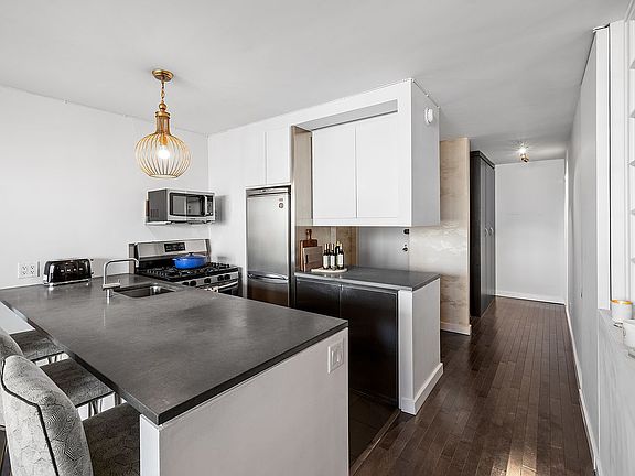 3rd image of 75 Henry St APT 12D