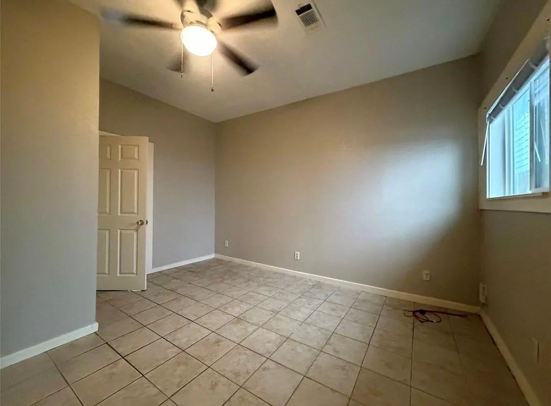2 bed, 1.0 bath, 900 sqft, $1,350 — Photo 4