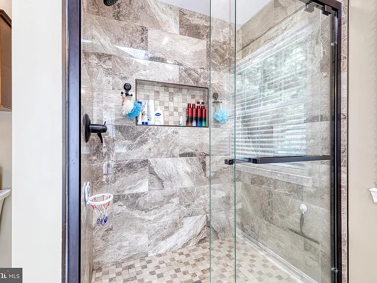 708 Leister Dr — Photo 16