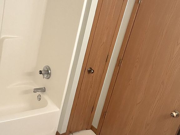 3rd image of 831 Highview Dr #D