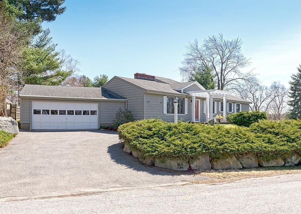 1st image of 4 Redwood Dr