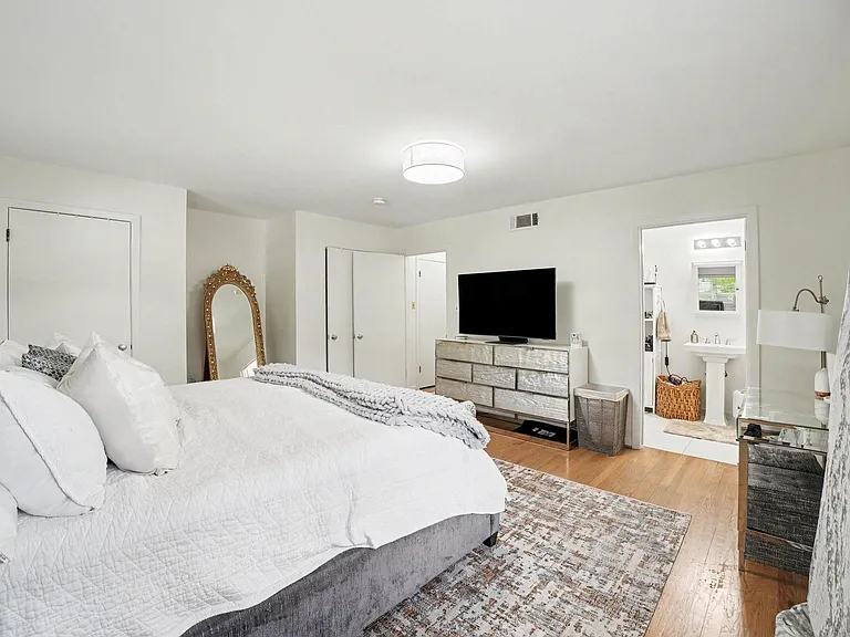 6267 Chevy Chase Dr — Photo 15