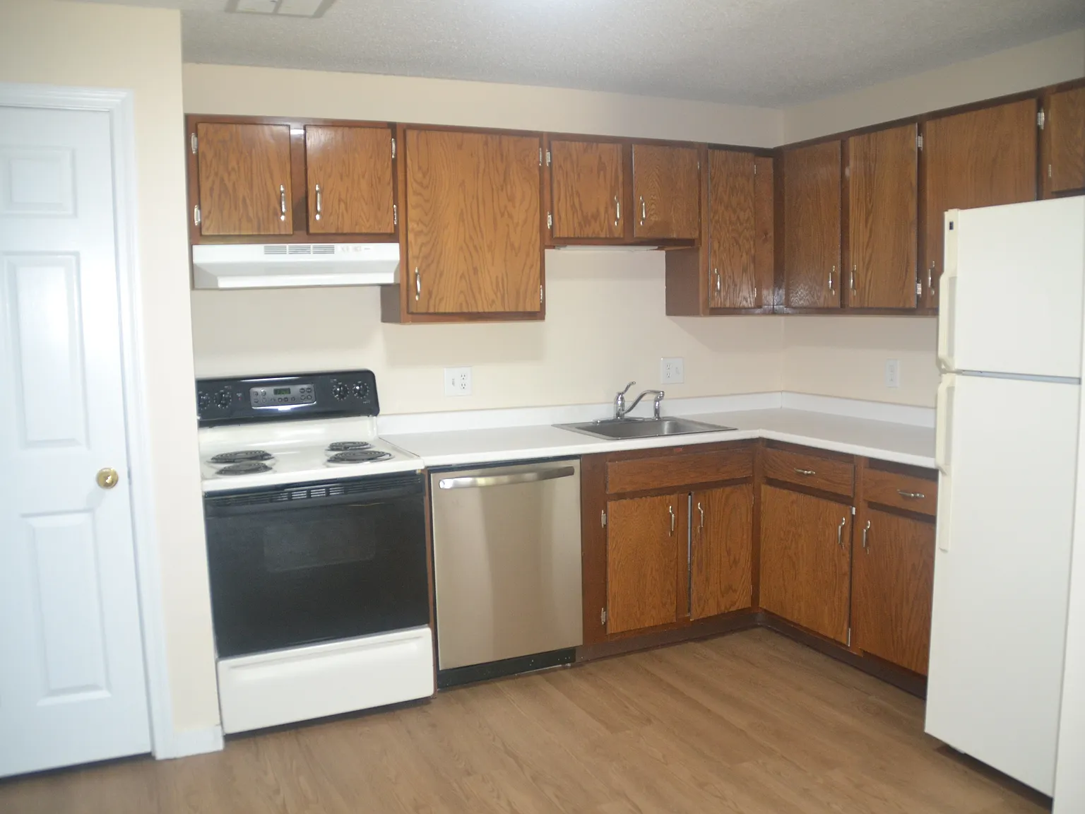 2 bed, 812 sqft, $1,995 — Photo 2
