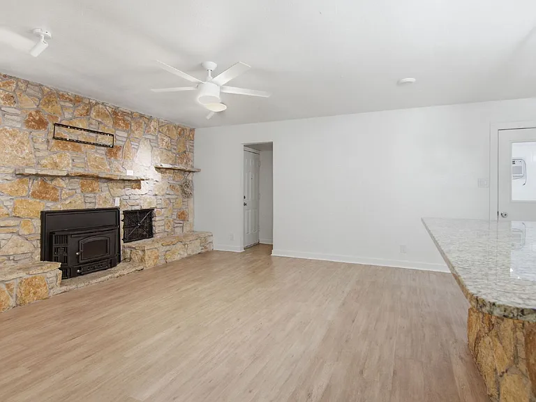 809 James St — Photo 5