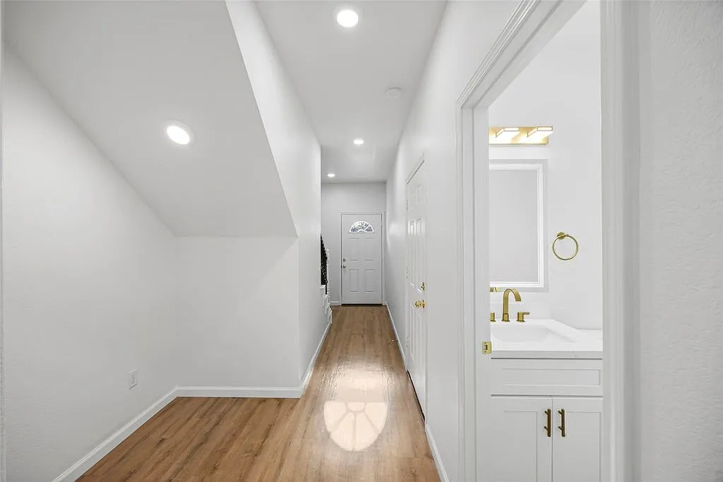 6719 Roanoke St — Photo 3