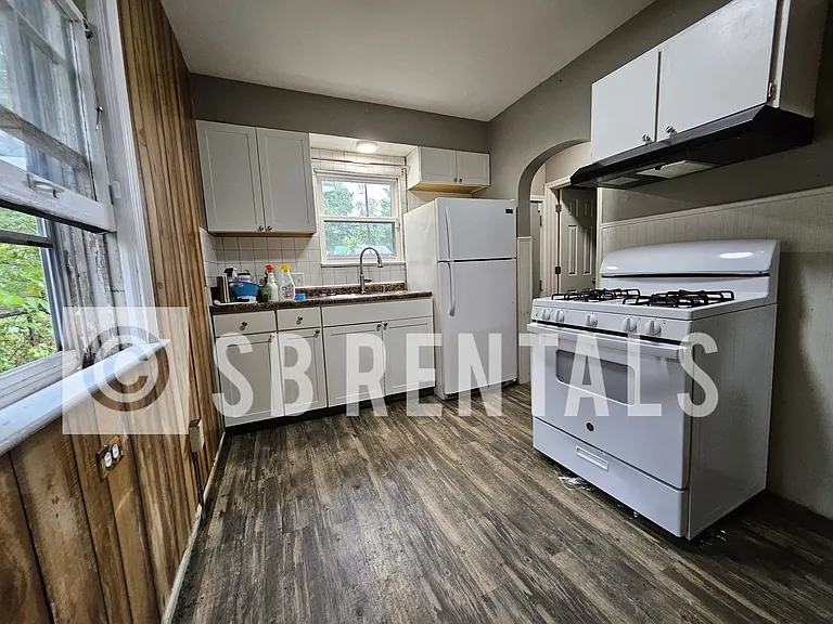 1325 N Elmer St — Photo 4