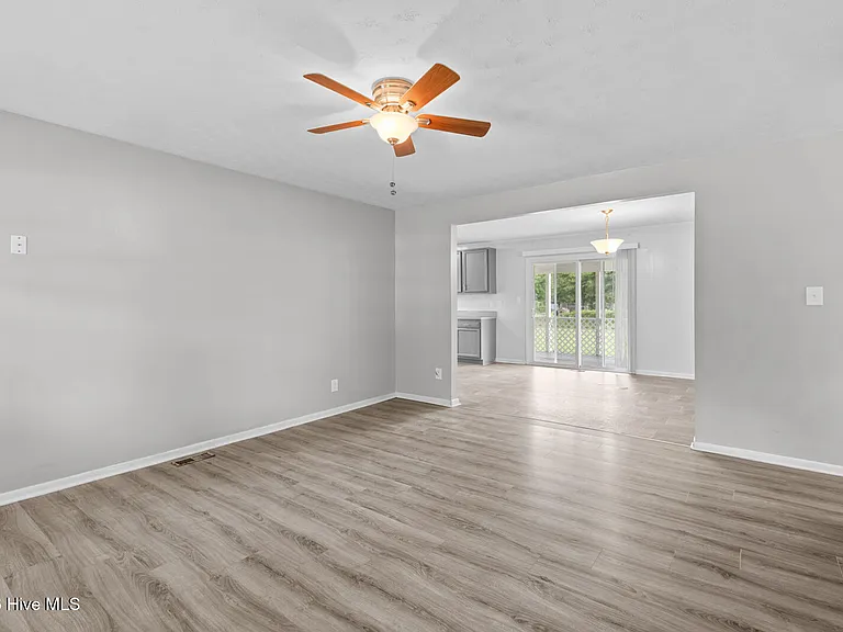 105 Valley Ct — Photo 2