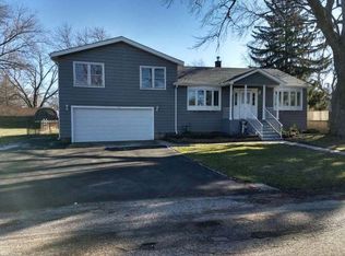 37795 N Watts Ave, Spring Grove, IL 60081