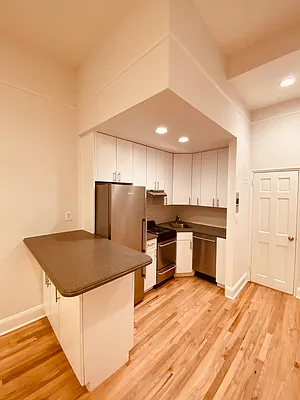 Rented by Metropolis Real Estate of Manhattan | media 7