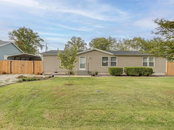 18819 Maple St, Carlyle, IL 62231