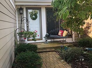 1582 Woodhaven St, Wheaton, IL 60189