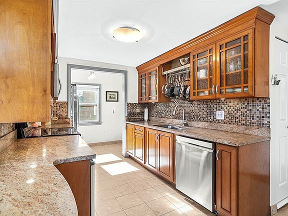 4th image of 139 Summer St