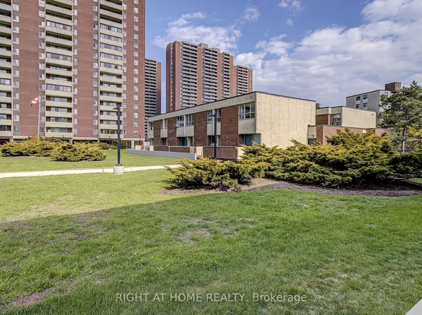 8 Crescent Town Rd #409, Toronto, ON M4C 5L3