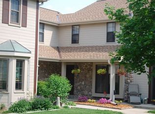 348 Willow Grove Dr, Pewaukee, WI 53072