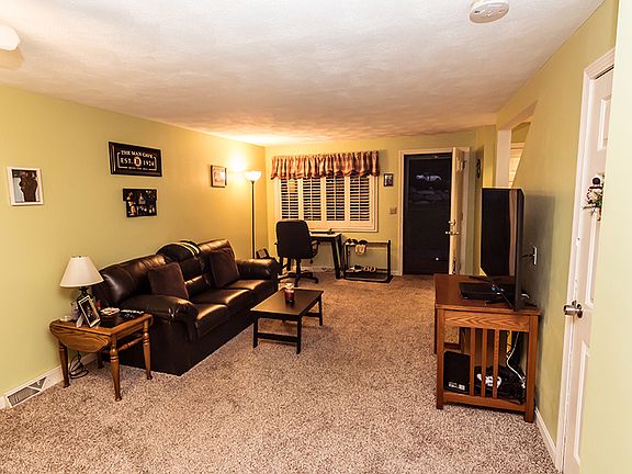 3rd image of 608 Pinewood Dr