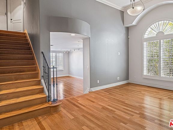 4th image of 433 N Doheny Dr Unit 106