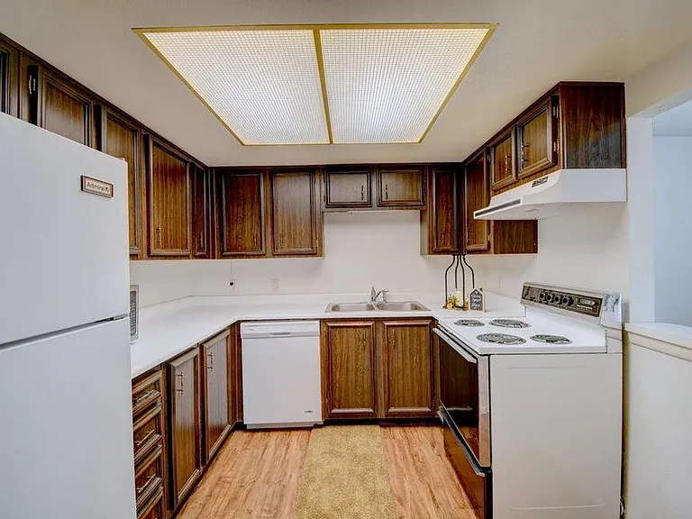 931 Country Club Dr SE #J — Photo 4