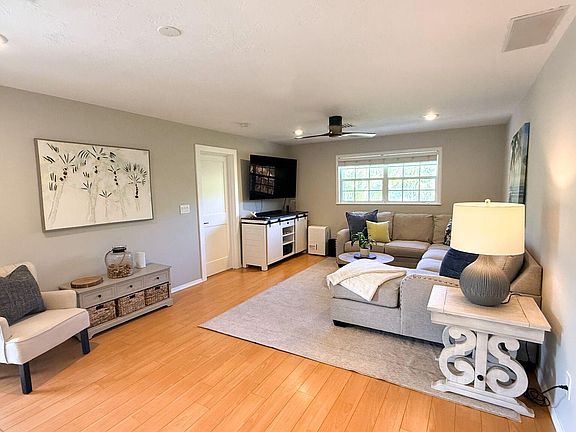 3rd image of 29160 Primrose Ln