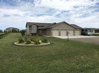 6416 Shoal Dr, Bismarck, ND 58503