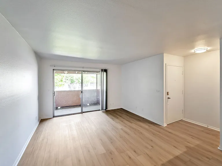 Valencia Apartments — Photo 17