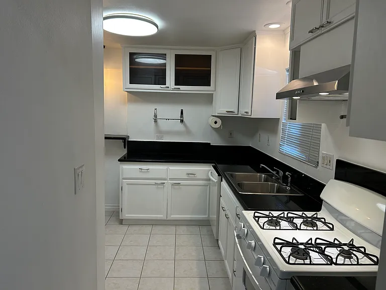 11741 Benfield Ave — Photo 5