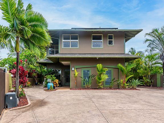 Main entry straight in from tall blue pot