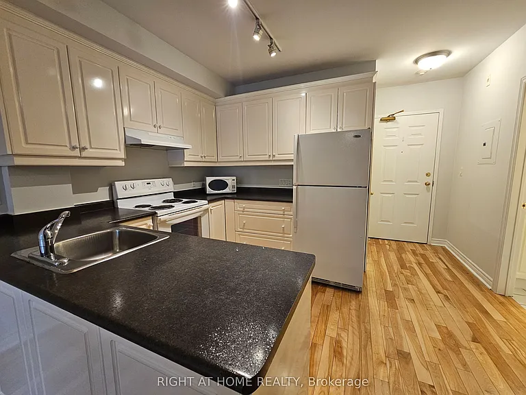 648A Yonge St #203 — Photo 4