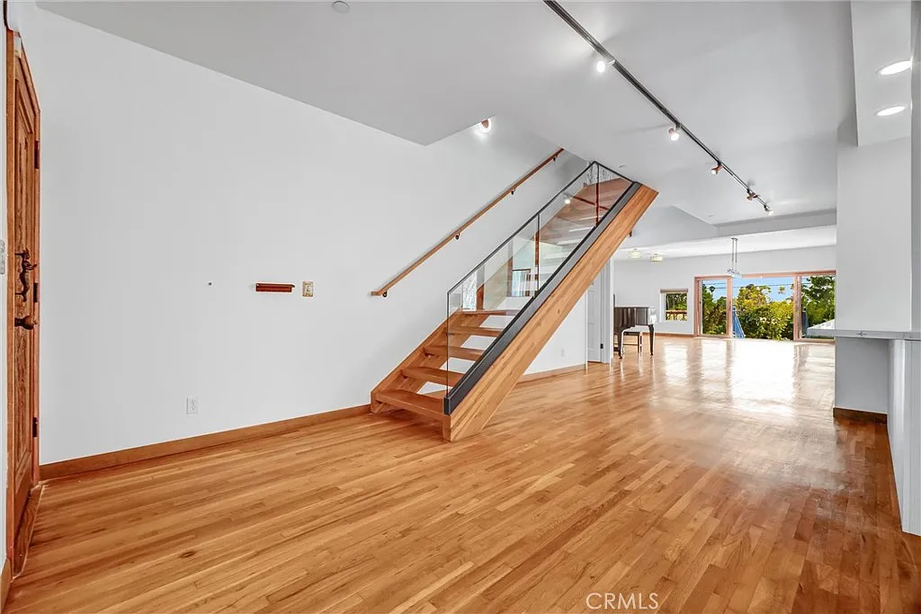 3 bed, 2107 sqft, $7,900 — Photo 2