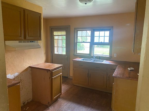 3rd image of 402 E Grand Prairie St