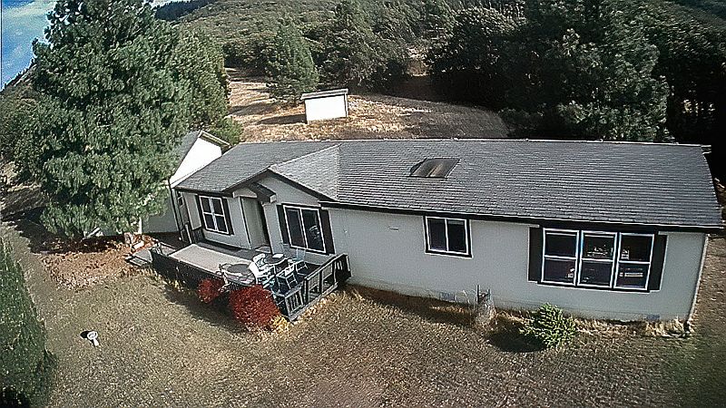 House with garage and well 