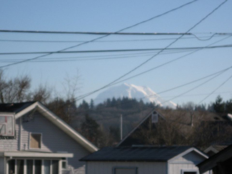 2nd image of 415 2nd St SE