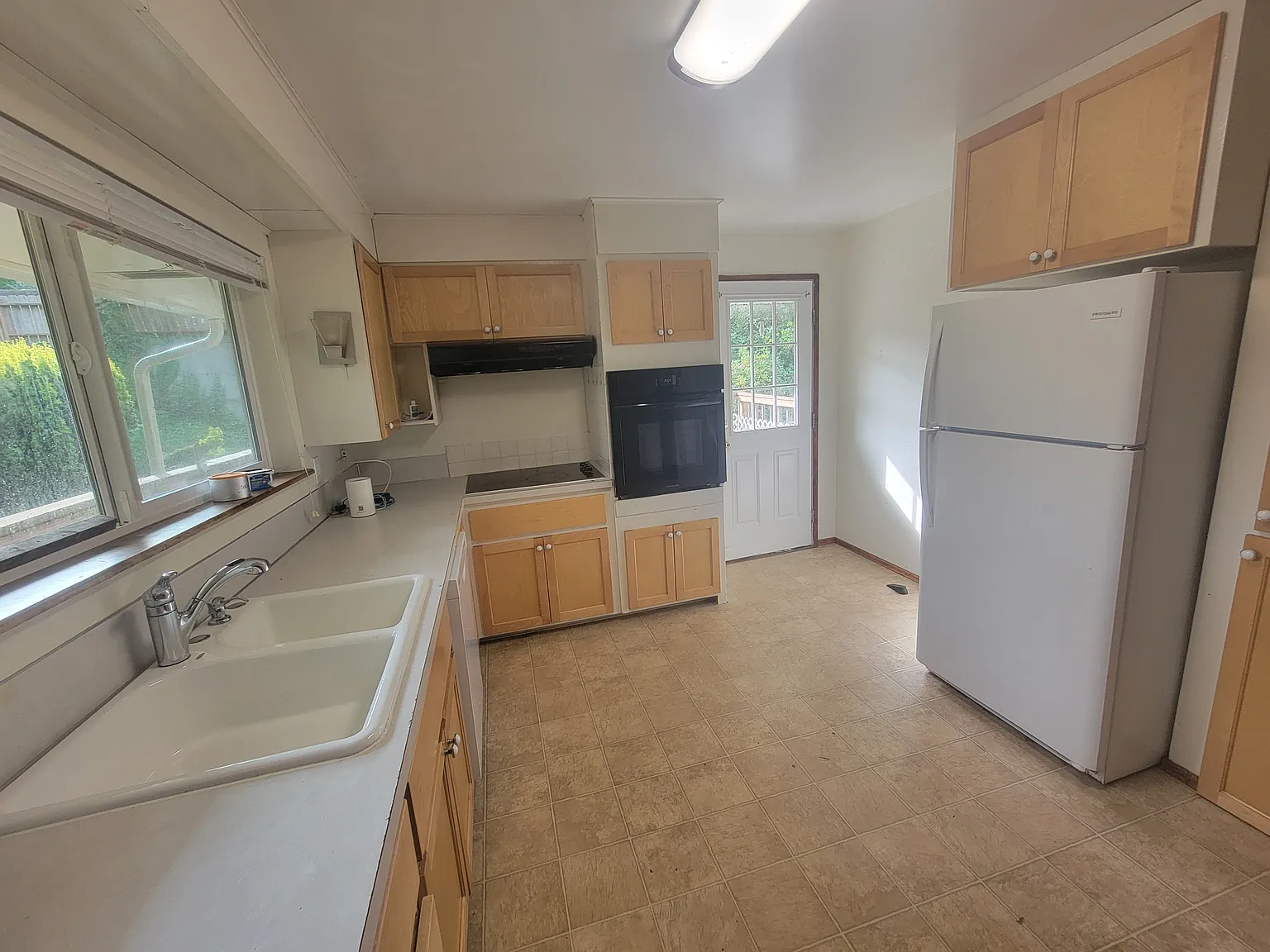 5 bed, 2150 sqft, $2,895 — Photo 3