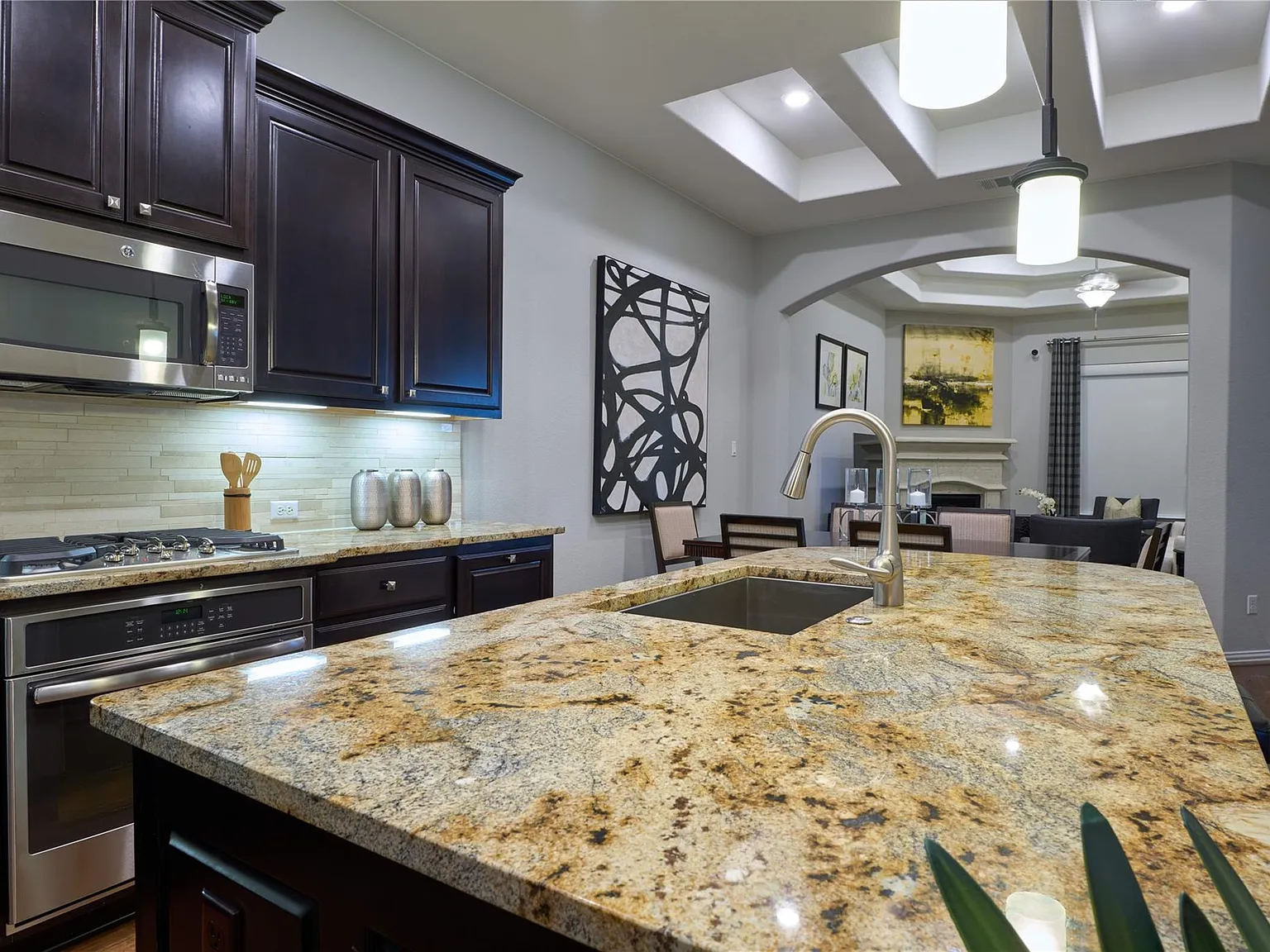 3 bed, 4.0 bath, 2599 sqft, $3,599 — Photo 2