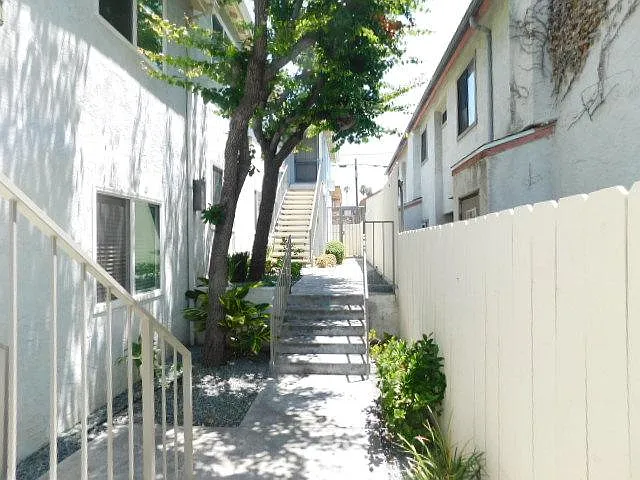 3 bed, 1000 sqft, $3,195 — Photo 2